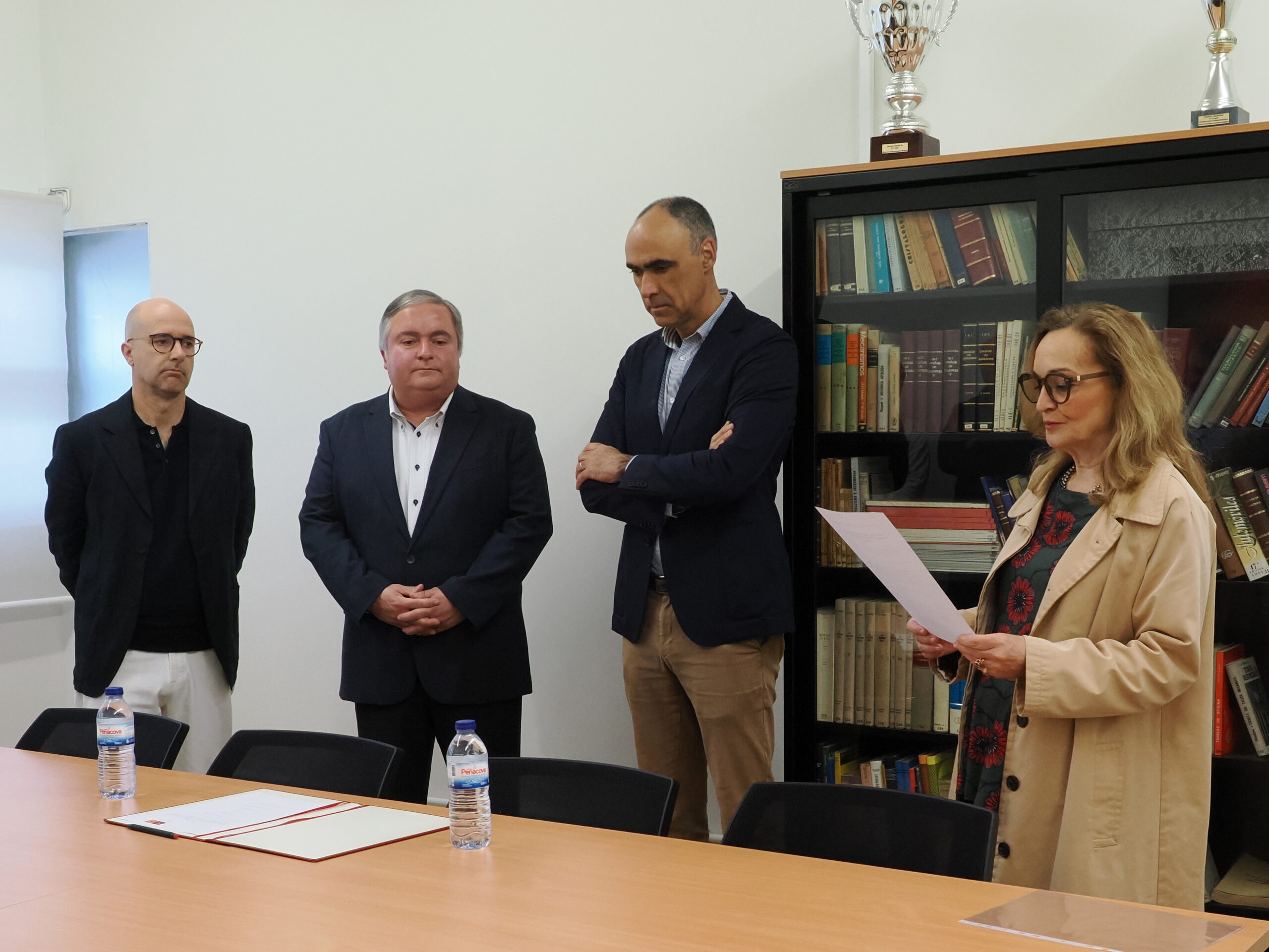 Da esquerda para a direita:
Nuno Peixinho, Diretor Adjunto do DEM;
José Machado, Diretor do DEM;
António Vicente, Presidente da EENG;
Ana Paula Brites, Secretária da EENG.
